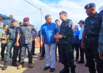 SAIFUDDIN Nasution Ismail (tiga kiri) diberikan taklimat oleh Pegawai PGA semasa hadir merasmikan Majlis Penyerahan Projek Naik Taraf Pos Nibong di Pengkalan Kubor, Tumpat, Kelantan hari ini-UTUSAN/YATIMIN ABDULLAH