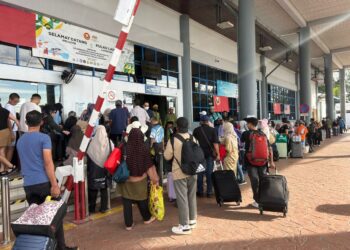 PENUMPANG menunggu giliran untuk memasuki balai berlepas sebelum menaiki feri ke Pulau Langkawi di Jeti Kuala Kedah.