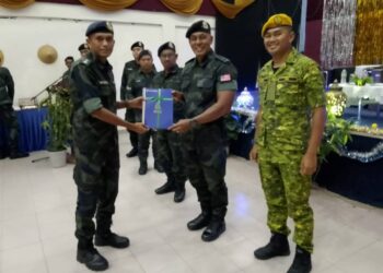 SHEIK Azhar Sheik Omar (dua kanan) menyampaikan sijil kepada pegawainya selepas selepas merasmikan Majlis Penutupan Kursus Penyesuaian Penugasan Rela Bersama PGA di Batalion 8 PGA, Pengkalan Chepa, Kelantan hari ini-UTUSAN/ROHANA MOHD. NAWI.