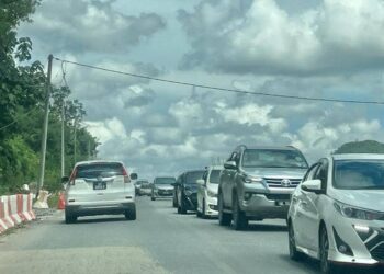 KENDERAAN pengguna melalui Jalan Gua Musang-Kuala Lipis berhampiran projek  pembinaan jalan Lingkaran Tengah Utama (LTU) untuk ke Kuala Lumpur di Gua Musang, Kelantan hari ini-UTUSAN/AIMUNI TUAN LAH.