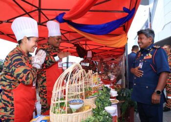 ABDUL Wahab Mat Yassin (kanan) melawat gerai selepas  merasmikan Majlis Sambutan Minggu Inovasi JBPM 2023 di Tunjong, Kota Bharu, Kelantan hari ini-UTUSAN/KAMARUL BISMI KAMARUZAMAN