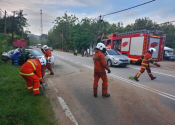 ANGGOTA bomba membantu mangsa yang terbabit kemalangan selepas kereta yang dipandu terbabas dalam kejadian di Kilometer 9, Jalan Tampin-Gemas berhampiran selekoh Kampung Keru, Tampin.