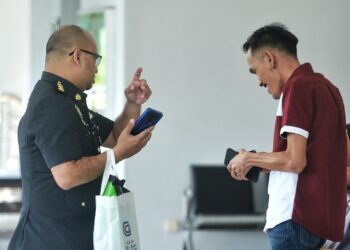 NAZRULKAMAL Mohamad (kanan) hadir ke Mahkamah Sesyen Seremban hari ini bagi didakwa atas pertuduhan menjalankan urusan minyak diesel secara borong tanpa lesen di sebuah jeti di Kampung Tanjung Agas, Pasir Panjang, Port Dickson pada 10 November lalu.-UTUSAN/MOHD. SHAHJEHAN MAAMIN.