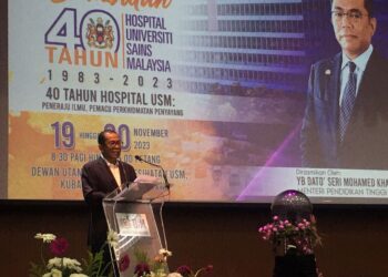 MOHAMAED Khaled Nordin semasa berucap pada majlis Sambutan Ulang Tahun Ke-40 Tahun Hospital Universiti Sains Malaysia (HUSM) di Dewan Utama, Kampus Kesihatan Universiti Sains Malaysia, Kubang Kerian, Kelantan hari ini-UTUSAN/ROSMIZAN RESDI.