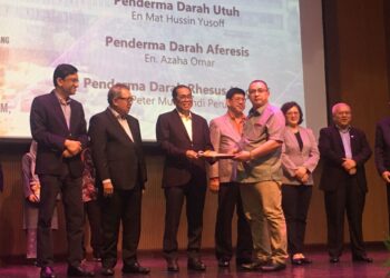 MOHAMED Khaled Nordin (tiga kiri) menyampaikan anugerah khas kepada salah seorang penderma darah pada Sambutan Ulang Tahun Ke-40 Tahun Hospital Universiti Sains Malaysia (HUSM) di Dewan Utama, Kampus Kesihatan Universiti Sains Malaysia (USM), Kubang Kerian, Kelantan. UTUSAN/ROSMIZAN RESDI.