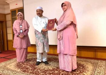 MOHD. Nassuruddin Daud (dua kiri) menyerahkan sijil pelantikan kepada Rohani Ibrahim semasa Majlis Pelantikan Watikah Pakar Penasihat Wanita Kelantan di Kota Bharu, Kelantan hari ini.- UTUSAN/ ROSLIZA MOHAMED.