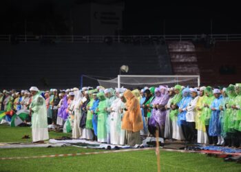 SEBAHAGIAN pemimpin Pas dan penyokong menunaikan solat sunat hajat semasa Himpunan Munajat Pertahan Enakmen Syariah dan Solidariti Palestin di Stadium Sultan Muhammad IV, Kota Bharu, kelantan malam tadi-UTUSAN/KAMARUL BISMI KAMARUZAMAN.