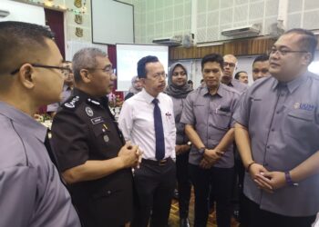 IBRISAM Abdul Rahman (dua dari kiri) diiringi Pengarah Mahkamah Negeri Sembilan, Meor Sulaiman Ahmad Tarmizi (tengah) mendengar penerangan yang disampaikan selepas beliau merasmikan Program Seminar Koreksional Pembentukan Diri Resilien 2023 di Dewan Wawasan, Penjara Seremban, Seremban hari ini.-UTUSAN/NUR SHARIEZA ISMAIL.