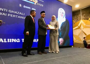 MUHAMMAD Husin (tengah) menyampaikan sijil Anugerah Perkhidmatan Cemerlang 2022 kepada Nor Amirah Ghazali di Kota Bharu, Kelantan hari ini.-UTUSAN/ ROSLIZA MOHAMED