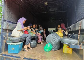 SEBAHAGIAN mangsa banjir dari Kampung Tok Kundur, Bukit Awang, Pasir Puteh, Kelantan.-UTUSAN TOREK SULONG