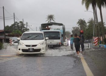 KEADAAN jalan yang dilimpahi air akibat hujan lebat di Kampung Dalam Rhu, Pasir Puteh, Kelantan-UTUSAN/KAMARUL BISMI KAMARUZAMAN.