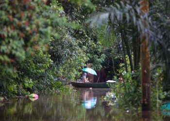 PERAHU menjadi pengangkutran selepas kawasan rumah ditenggelami banjir di Kampung Tersang, Rantau Panjang, Kelantan-UTUSAN/KAMARUL BISMI KAMARUZAMAN