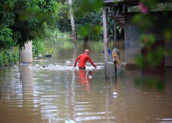 AIR mula melimpah masuk ke Kampung Tersang, Rantau Panjang, Kelantan-UTUSAN/KAMARUL BISMI KAMARUZAMAN.