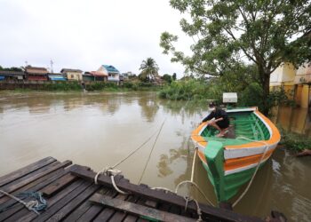 SUNGAI Golok di Rantau Panjang, Kelantan masih berada pada paras berjaga-jaga-UTUSAN/KAMARUL BISMI KAMARUZAMAN.