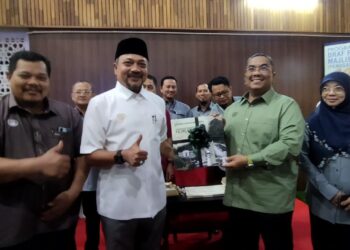 MUHAMMAD Sanusi Md. Nor (dua dari kanan) menerima buku mengenai Daerah Baling daripada Pegawai Daerah, Datuk Gafar Yahaya ketika Majlis Perasmian Program Publisiti dan Penyertaan Awam, Draf Rancangan Tempatan Majlis Daerah Baling 2035.