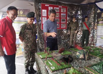 MOHAMAD Hasan melawat pameran yang disediakan pada Karnival Kesihatan dan Jualan Agro Madani 2023 di Taman Bandar Senawang, Seremban hari ini.-UTUSAN/NUR SHARIEZA ISMAIL.