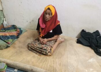 KEADAAN seorang wanita yang mengalami masalah penglihatan dan ditinggalkan suaminya di dalam sebuah bilik kecil di atas sebuah rumah kedai di Senawang, Seremban.