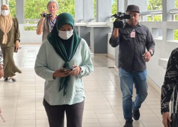 NORIHAN Selleh hadir ke Kompleks Mahkamah Seremban hari ini bagi didakwa di Mahkamah Sesyen Seremban atas dua pertuduhan menggunakan kedudukan bagi mendapatkan suapan dengan mengemukakan sebut harga untuk kepentingan diri pada bulan Januari 2020 hingga Disember 2021.-UTUSAN/NUR SHARIEZA ISMAIL.