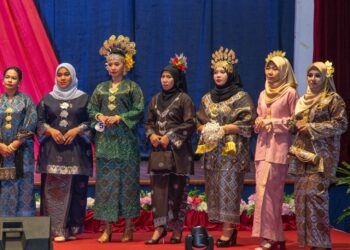 BUSANA Kebaya Setengah Tiang dipamerkan pada Majlis Apresiasi Inovasi Peringkat Negeri Sembilan di Seremban, semalam.