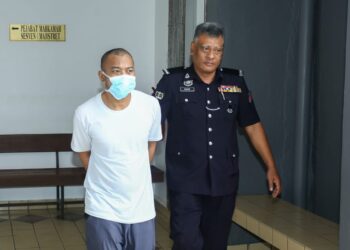 AHMAD Tarmizi Harun terlepas  hukuman mati selepas Mahkamah Tinggi hari ini mendapati lelaki itu tidak waras ketika membunuh bapa saudaranya tiga tahun lalu. - UTUSAN/MUHAMAD NAZREEN SYAH MUSTHAFA