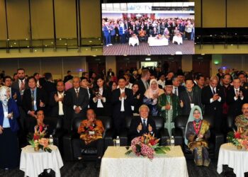 AWANG Tengah Ali Hasan (duduk tengah) merakamkan gambar kenangan bersama deligasi Majlis Penutupan Forum Pernigaan Muslim Global (GMBF) di Pusat Konvensyen Borneo Kuching (BCCK) petang tadi.