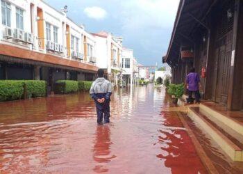 KAWASAN Kampus UMK Kota di Pengkalan Chepa, Kelantan yang ditenggelami banjir semalam.-IHSAN PEMBACA