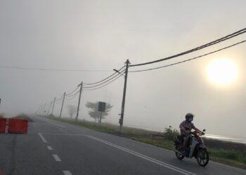 GAMBAR suasana kabus tebal yang dirakam kira-kira pukul 8.30 pagi di kawasan sekitar bandaraya Alor Setar. -UTUSAN/JAMLIAH ABDULLAH