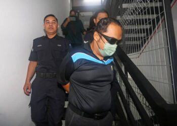 MOHAMAD Nazmi Mohamed Nazri dihadapkan di Mahkamah Sesyen Ipoh hari ini terhadap dua pertuduhan melakukan amang seksual ke atas murid perempuan berusia 10 tahun pada Jun dan Julai lalu. - UTUSAN/MUHAMAD NAZREEN SYAH MUSTHAFA