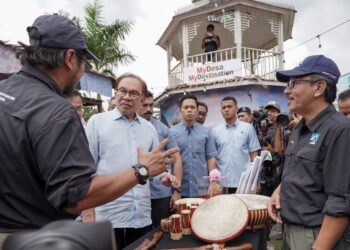 ANWAR Ibrahim ketika meninjau gerai usahawan pada KUD @ Putrajaya. - UTUSAN/FAISOL MUSTAFA