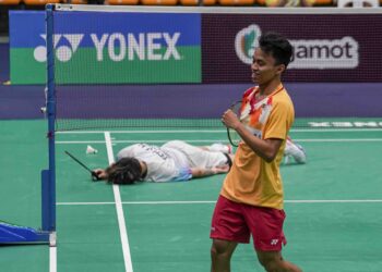 AKSI pemain kebangsaan, Aidil Sholeh ketika menentang pemain  Singapura, Jason Teh  dalam suku akhir  lelaki perseorangan  Kejohanan KL Masters 2023 di Stadium Titiwangsa, semalam. - UTUSAN/AMIR KHALID