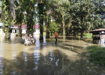 KEADAAN banjir di Kampung Ayer Hitam, Chikus di Langkap menyebabkan 13 penduduk dipindahkan ke sebuah lagi PPS yang dibuka pada pukul 6 petang semalam. - UTUSAN/IHSAN APM PERAK