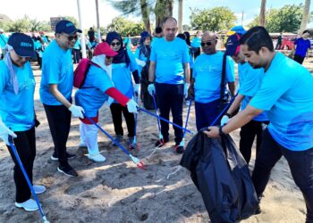 BEBERAPA sukarelawan mengutip sampah selepas pelancaran program BEBAS RHB Clean-A-Thon di Pantai Puteri, Melaka. - MINGGUAN/AMRAN MULUP