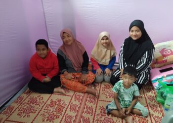 SUHADA Rani (dua, kiri) bersama empat anaknya berpindah di PPS SK Kuala Besut, Besut, hari ini. - UTUSAN/ WAN ZURATIKAH IFFAH WAN ZULKIFLI