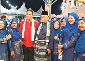 AZMAN Abidin (tiga dari kiri) bergambar bersama Wanita UMNO Bahagian Kemaman pada Majlis Ramah Mesra Jentera Pilihan Raya Kecil  Parlimen Kemaman peringkat Dewan Undangan Negeri Cukai di Chendor, Kemaman, malam kelmarin. – UTUSAN/NIK NUR IZZATUL HAZWANI NIK ADNAN