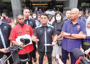 HISHAMUDDIN Hashim (tengah) mewakili 80 mangsa skim pelaburan hartanah menggesa polis memaklumkan perkembangan siasatan kes itu di Menara KPJ, Kuala Lumpur, semalam.