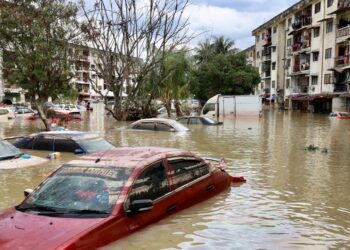 MASIH jelas di ingatan banjir besar yang melanda beberapa negeri pada penghujung 2021 hingga meragut hampir 50 nyawa. – UTUSAN/ ZULFADHLI ZAKI