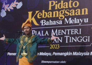 BAHASA Melayu yang menjadi identiti kita sebagai rakyat Malaysia jangan sesekali dipinggirkan.–  UTUSAN/MOHD. SHAHJEHAN MAAMIN