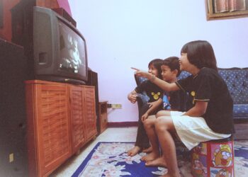 TELEVISYEN adalah antara media massa yang paling berpengaruh dan mampu memberi kesan positif dan negatif kepada kanak-kanak. – GAMBAR HIASAN