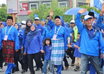 AHMAD Said (dua dari kanan) telah mengumumkan tidak akan bertanding semula pada Pilihan Raya Kecil Parlimen Kemaman di Terengganu, 2 Disember ini.