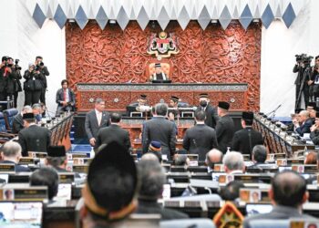 KERAJAAN perlu membawa isu kelompongan akta antilompat parti ke Parlimen untuk diselesaikan tanpa perlu membentangkan undang-undang baharu jika mahu menjamin kerajaan yang stabil.