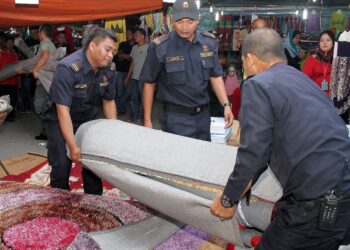 TINDAKAN menyita premis diusahakan warga asing menggunakan nama rakyat tempatan perlu dibuat sebelum keadaan menjadi sukar dikawal.