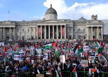 PENUNJUK perasaan pelbagai agama dan bangsa menyertai Perhimpunan London untuk Palestin bagi menggesa gencatan senjata di Semenanjung Gaza di Trafalgar Square, Britain,  4 November lalu. – AFP