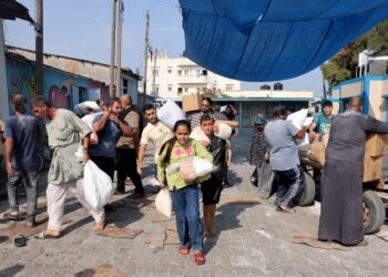 KETIKA ini, penduduk Gaza khususnya perlu beratur panjang  untuk mendapatkan bekalan makanan selain terpaksa mencatu makanan hanya sehari sekali dan terpaksa meminum air dari sumber tidak bersih. - AFP