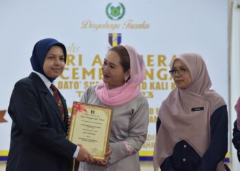 RAJA Puan Muda Perlis Tuanku Dr. Hajah Lailatul Shahreen Akashah Khalil menyampaikan anugerah pada Majlis Hari Anugerah Kecemerlangan SMK Dato’ Sheikh Ahmad, Arau, Perlis, semalam.-UTUSAN