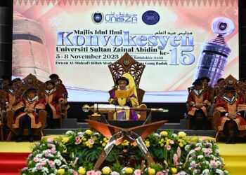 SULTANAH Nur Zahirah menyampaikan titah pada Majlis Idul Ilmi Konvokesyen Ke-15 UniSZA di Kuala Nerus, hari ini. - UTUSAN/KAMALIZA KAMARUDDIN