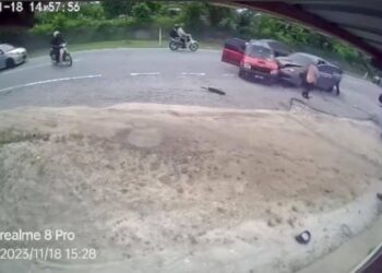 TANGKAP layar rakaman CCTV kemalangan tiga kenderaan melibatkan bekas pelakon Gerak Khas di Batu 6, Jalan Tanjung Tualang, Batu Gajah, Perak semalam. - UTUSAN