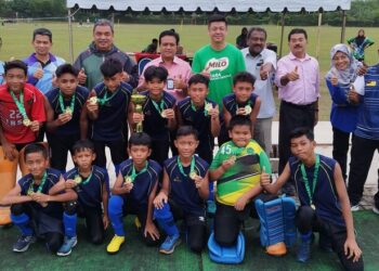 PASUKAN hoki Sekolah Kebangsaan Tunku Besar Tampin bergambar bersama tetamu kehormat pada majlis penyampaian hadiah sempena Kejohanan Hoki Jemputan Bawah 12 Tahun di Tampin semalam.-UTUSAN/NAZARUDIN SHAHARI.