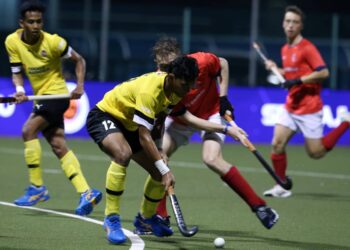 Shahmie Irfan Suhaimi diasak benteng pertahanan Great Britain pada perlawanan SOJC di Stadium Hoki Taman Daya, Johor Bahru malam tadi.