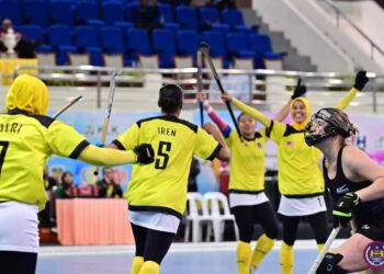 PEMAIN Malaysia meraikan jaringan ketika menentang New Zealand pada kejohanan hoki dalam dewan Jemputan Antarabangsa merebut Piala Tuanku Zara di Stadium Indera Mulia di Ipoh hari ini. - UTUSAN/MHC