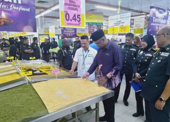 AFFENDI Rajini Kanth (empat dari kanan) meninjau kacang dhal Australia yang tergolong dalam lapan item kawalan SHMMP Deepavali di Pasaraya Econsave Bandar Puteri Jaya di Sungai Petani.